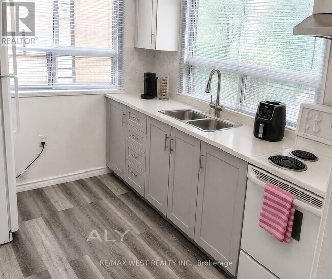 Photo - 321 Caledonia Rd