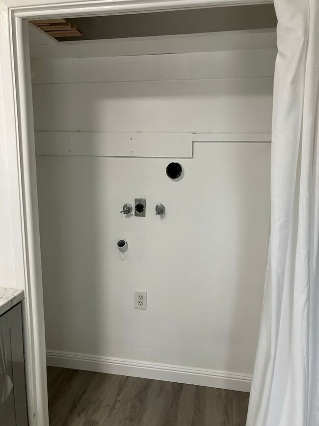 Photo - college410/412 - 7/50/0 - R Unit 412 - Back