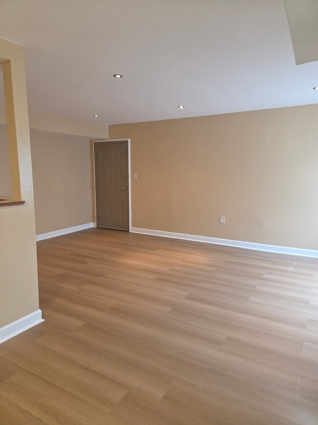 Building Photo - 6300 Hil Mar Dr Unit 4 Rental