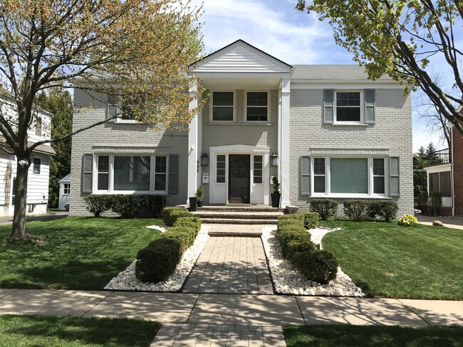 Front Entrance - 995 Henrietta St Condo Unit 995