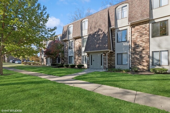 Building Photo - 224 W Ct of Shorewood Unit 2A