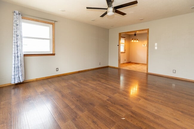 Photo - Extremely sharp 3BR house in Bloomington  Central air.  Washer/dryer.