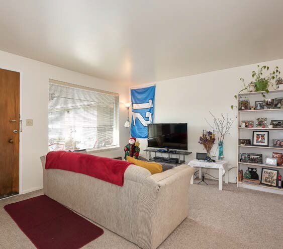 Photo - Roselyn Apartments