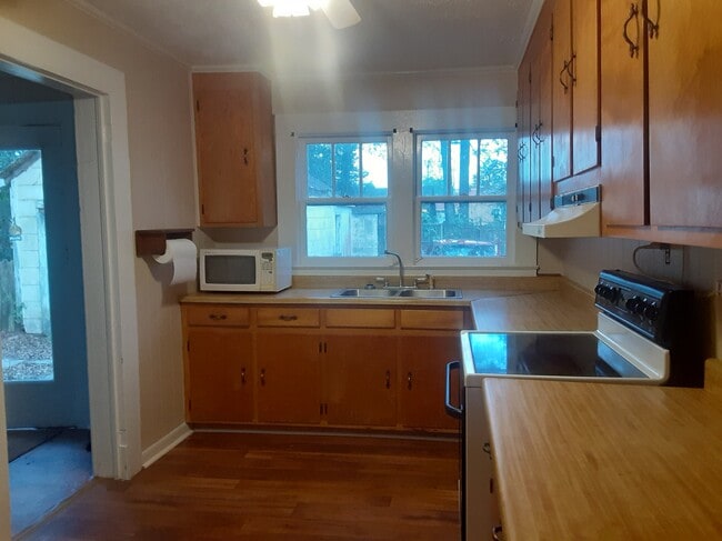 Cocina limpia y ordenada - 447 Johnson Ave