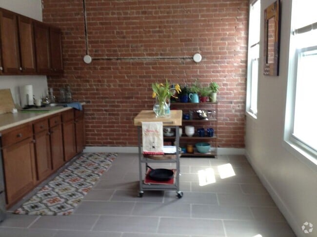 Building Photo - 210 Waterman St Rental