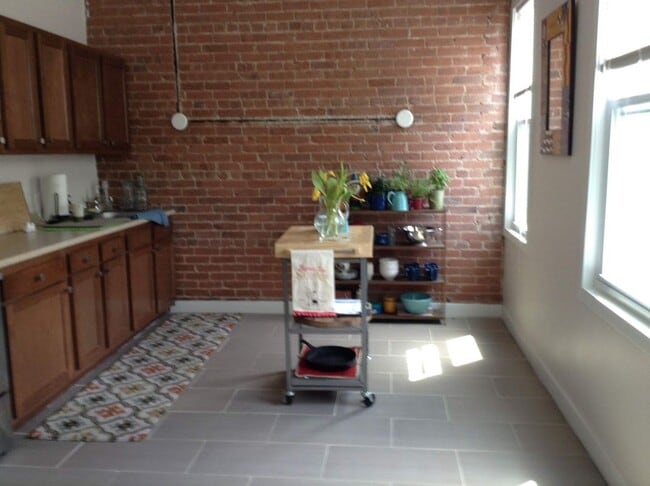 Building Photo - 210 Waterman St Rental
