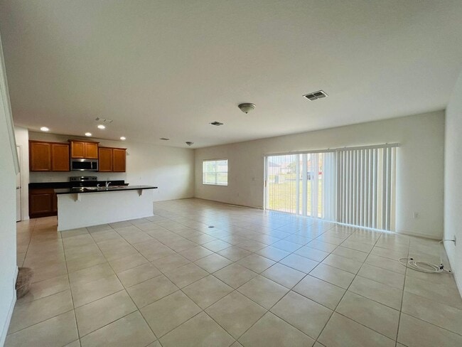 Photo - Luxury 5 Bedrooms 3 Bathrooms Single Family House For Rent