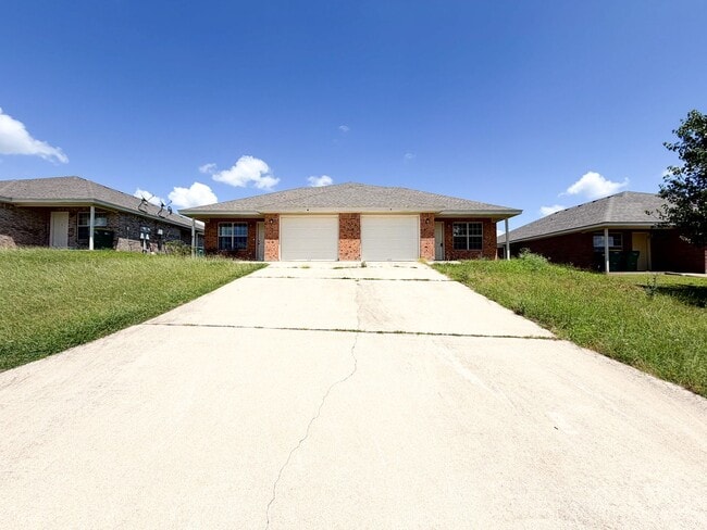 Building Photo - 310 Cedar Ridge Dr Unit B