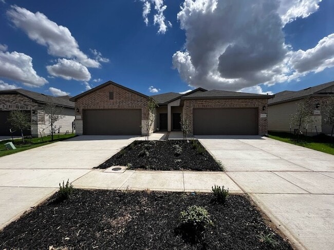 Building Photo - Spacious Single-Story Duplex with Upgraded Kitchen Appliances