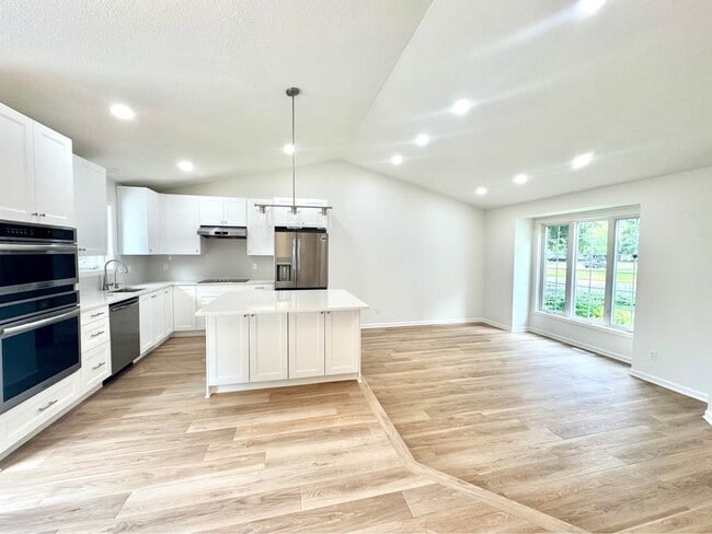 Photo - 1084 Hummingbird Ln