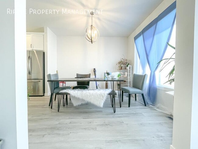 Photo - STUNNING 3 BEDS/ 2.5 BATHS HOUSE
