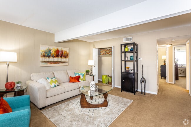 2BR, 1BA - 725 SF