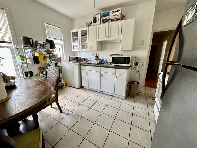 Building Photo - 64 Conwell Ave Unit 3