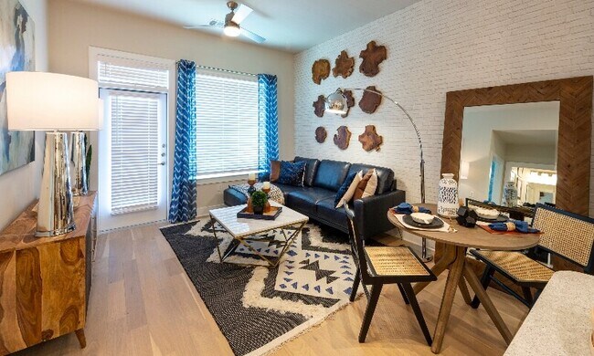 Photo - Up to 6 Weeks Free + Luxury Living Awaits! Unidad F19