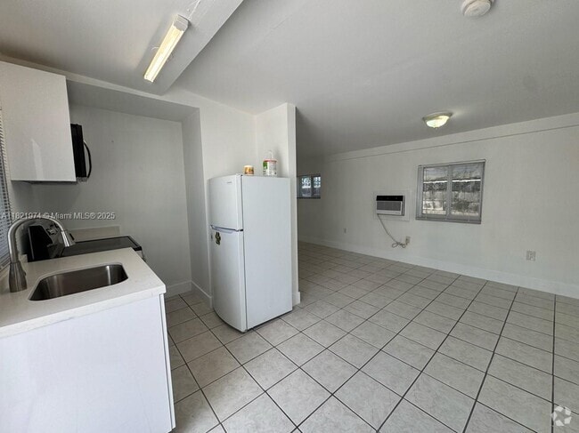 Building Photo - 856 SW 6th St Unit 106 Rental