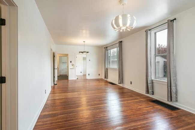 Photo - 756 Glendale St W