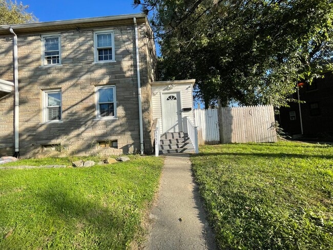 Building Photo - Newly Renovated 3 Bed, 1.5 Bath in Fairview!