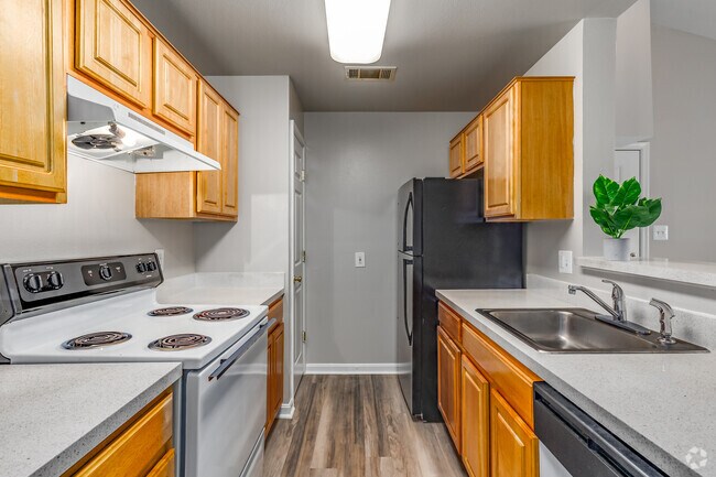 2BR, 2BA - 980SF con chimenea