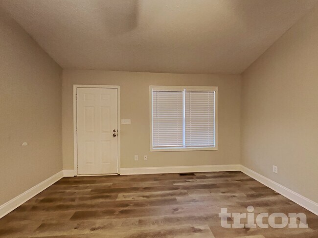 Photo - 280 Farmington Dr