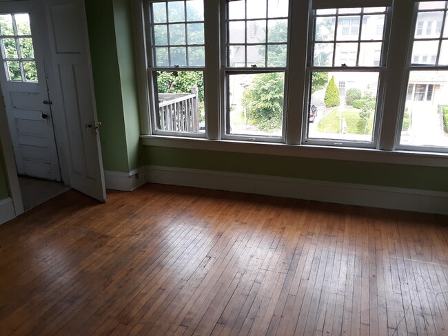 Building Photo - 3463 N Oakland Ave Unit UWM / East-Side 3BR upper flat