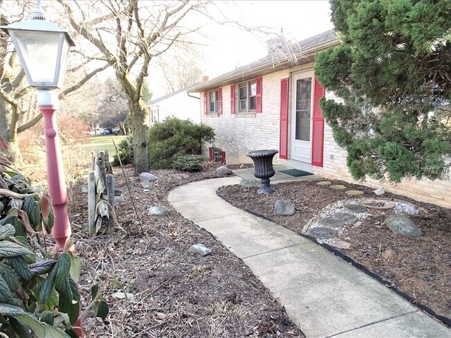 Photo - 1357 E Oregon Rd