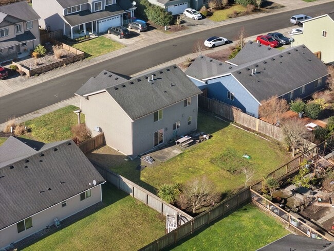 Photo - 330 SW Kalmia Ave