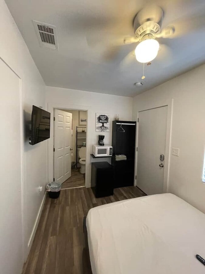Photo - 2115 N Raymond Ave Unidad 2121 1/2 B