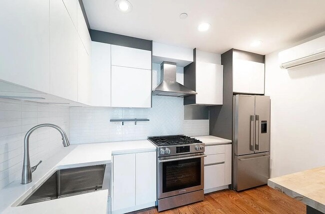 Photo - 299 Van Buren St