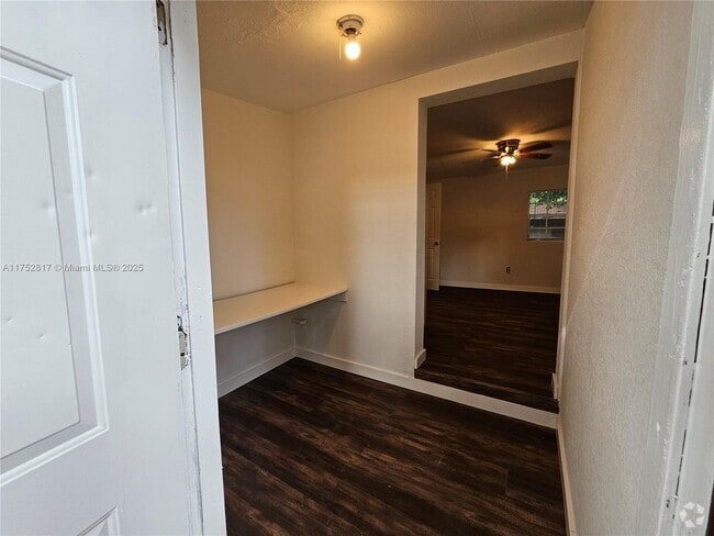 Building Photo - 1421 SW 33rd Ct Unit C Rental