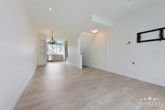 Photo - Bright 3 Level 2 Bedroom Plus Den Townhome with Garage Carport Balcony and Front Yard in South Su... Unité 14