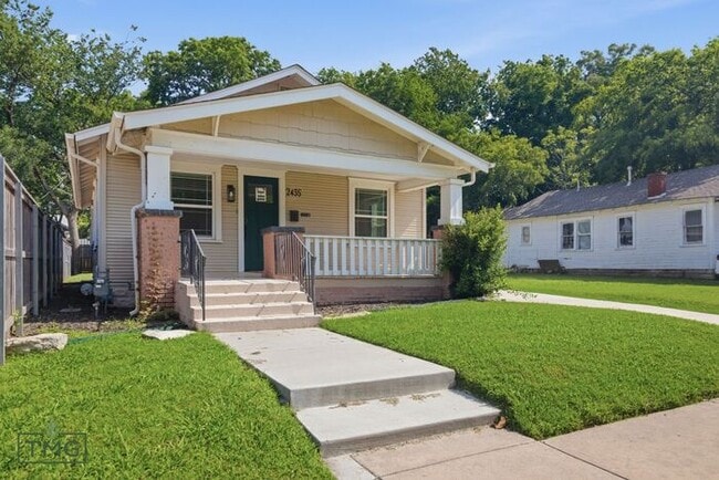 Building Photo - Move In Special! Lawn Care and Water Included! 3/1 Near TU!