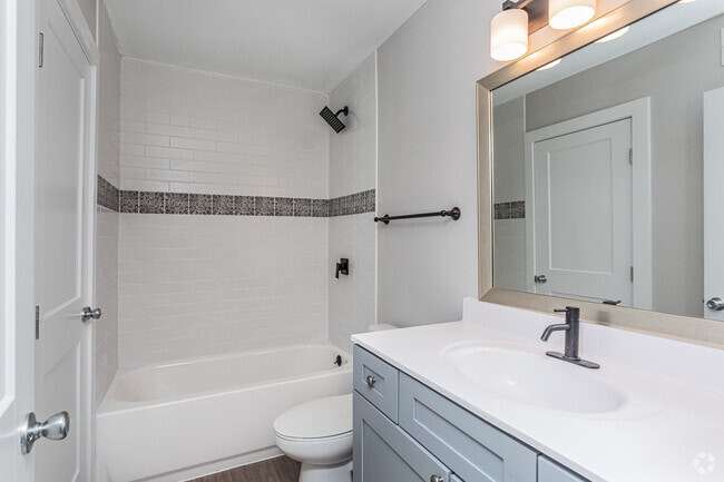 TIER 3 - 2BR, 1.5BA TOWNHOME - 1156SF Bathroom