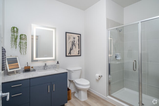 1 habitación, 1 baño - 749 pies cuadrados - Baño - Lucca Fox Valley