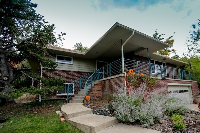 Photo - Beautiful Golden House w/ Huge Garage!