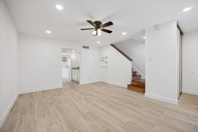 Building Photo - 5807 Beverly Hill St Unit 23