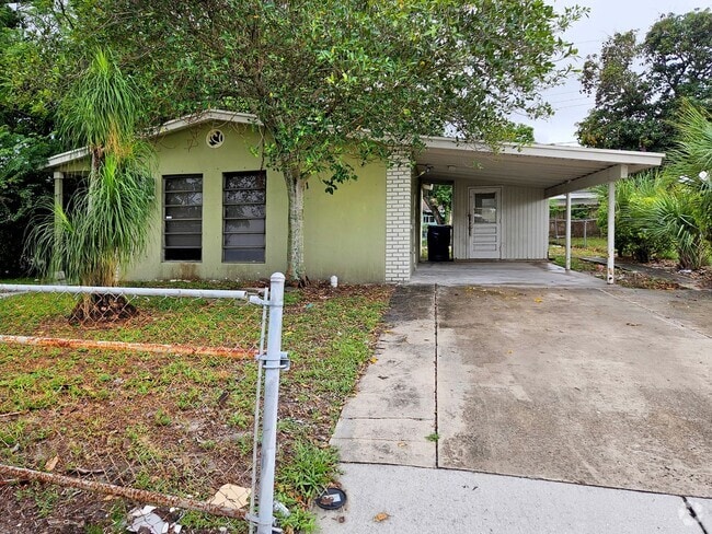 Building Photo - 2 bedroom 1 bathroom laundry hook ups Rental
