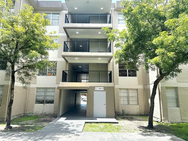 Photo - 1815 W 56th St Condo Unit 303