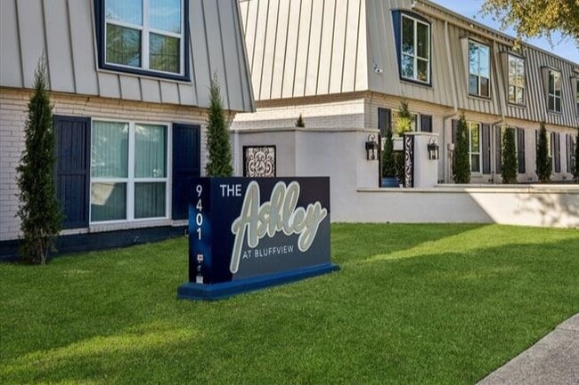 Building Photo - The Ashley at Bluffview Apartments