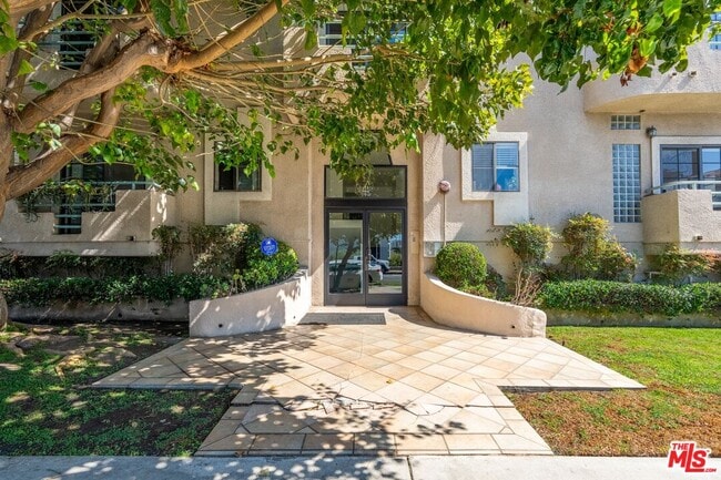 Photo - 102 N Sweetzer Ave Unidad 106