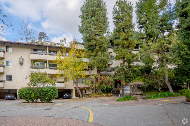 Building Photo - 2700 Cahuenga Blvd E Unit 3209 Rental