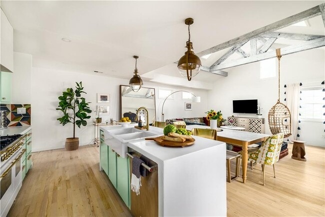 Photo - 970 Charles Allen Dr NE