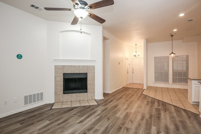Photo - 308 Creekview Dr