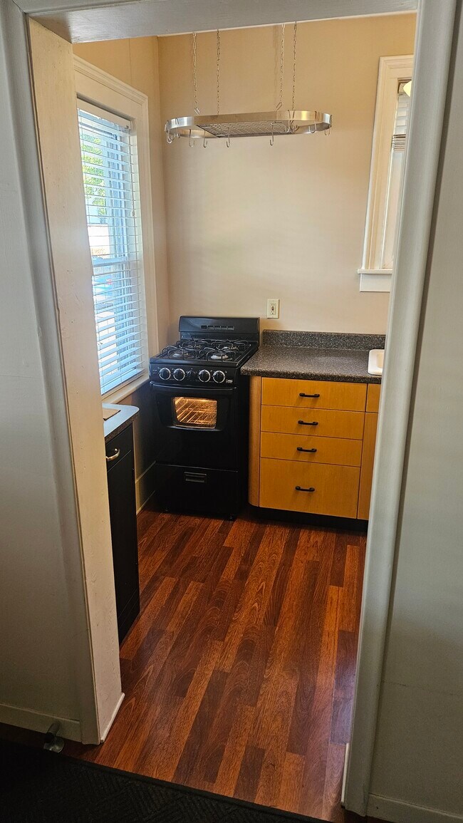 kitchen - 104 W Danaher St Unit Apartment A