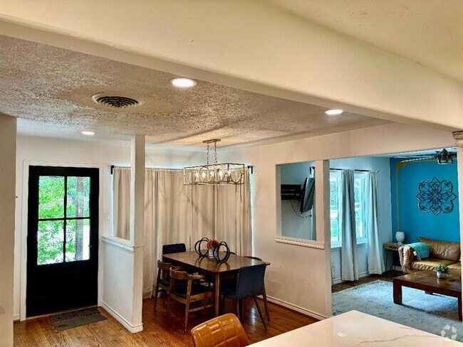 Building Photo - 2306 Hialeah Dr Rental