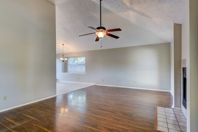 Photo - 412 Meadowpoint Dr