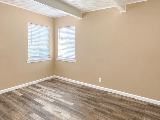 Photo - 610 Denslowe Dr Unit B