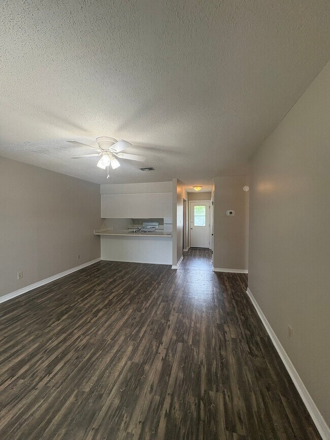 Photo - 520 Landview Dr