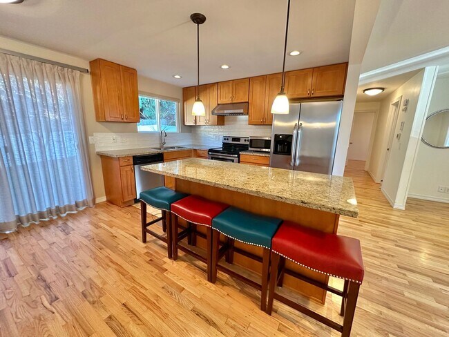 Photo - Beautiful Rambler in the desired Edmonds N...