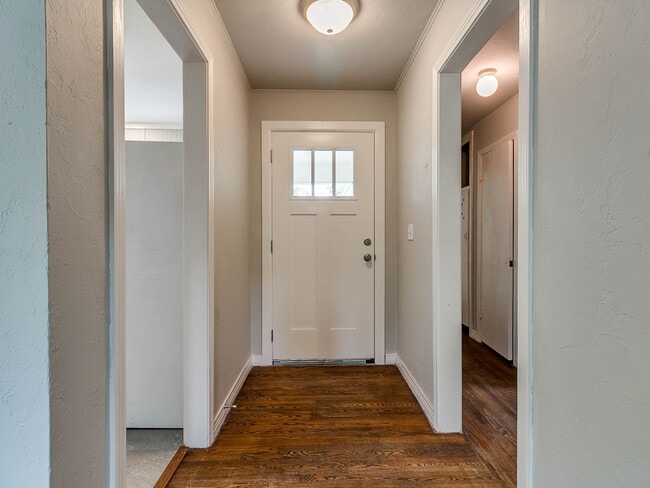 Photo - 1414 Oxford Way