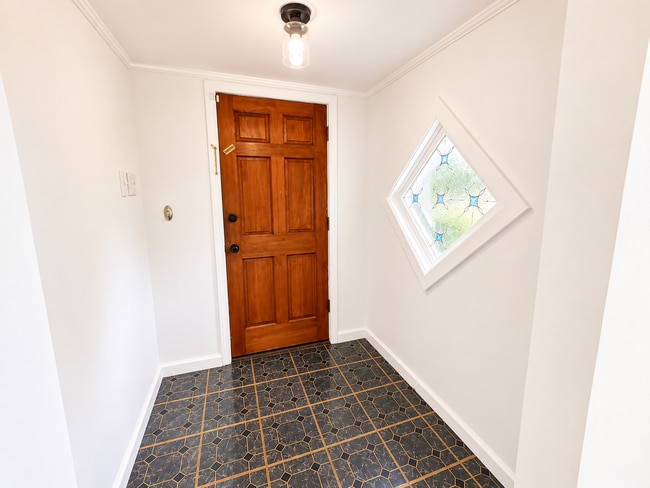 Photo - Cute 2 bedroom/1 bath home close to downtown, restaurants and shopping!